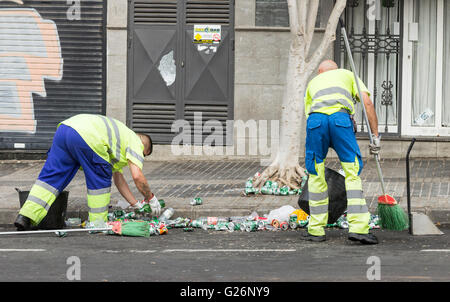 Des Rates Arbeiter aufräumen Bierdosen und Plastikbecher in der Straße außerhalb Fußballstadion in Spanien Stockfoto