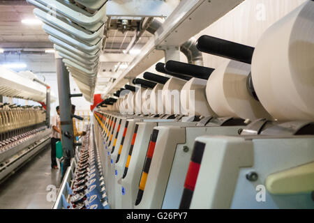 Produktion-Köpfe genannt Spindeln Textile automatische Kegel Maschine gewundenen einzelnen Garn Konen in unendliche Perspektive sichtbar Stockfoto