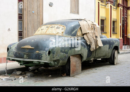 Amerikanische Oldtimer in der Restaurierung in Havanna, Kuba Stockfoto