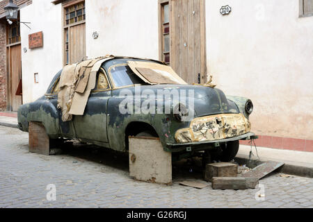 Amerikanische Oldtimer in der Restaurierung in Havanna, Kuba Stockfoto