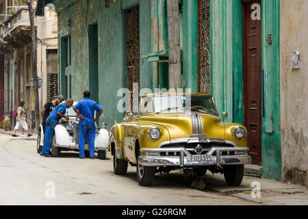 Amerikanische Oldtimer (Pontiac) in Havanna, Kuba Stockfoto