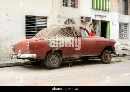 Amerikanische Oldtimer in der Restaurierung in Havanna, Kuba Stockfoto