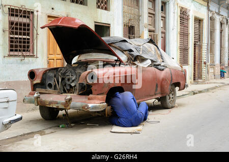 Amerikanische Oldtimer in der Restaurierung in Havanna, Kuba Stockfoto