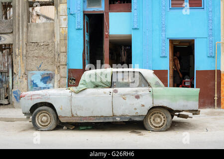 Oldtimer in der Restaurierung in Havanna, Kuba Stockfoto