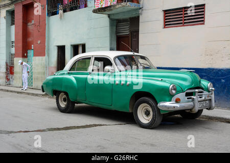 Amerikanische Oldtimer mit einem jungen Mann in weiß gekleidet, darauf hinweist, dass er in der Santeria-Religion, Havanna eingeleitet wurde Stockfoto