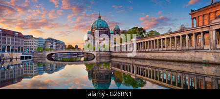 Berlin. Panorama-Bild der Berliner Dom und der Museumsinsel in Berlin bei Sonnenaufgang. Stockfoto