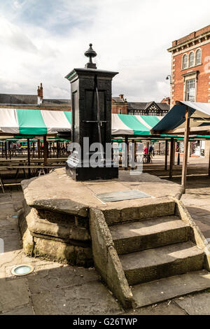 Chesterfield-Markt-Platz und Wasser Pumpe Derbyshire England Stockfoto