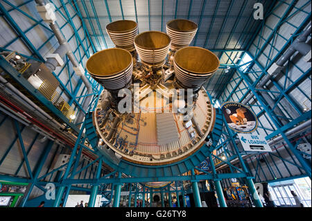 Die Triebwerke der zweiten Stufe der Saturn 5 Rakete ausgestellt im Besucher-Komplex des Kennedy Space Centers Stockfoto