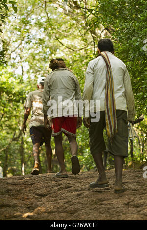 Die Dorfbewohner zu Fuß auf einem Waldweg in chorla ghats Goa. Stockfoto