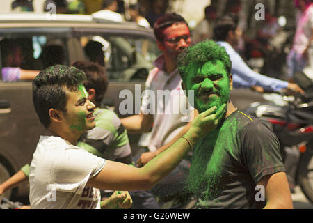 Freunde Abstrich farbigen Pulver. Holi Festival pune, maharashtra Indien Stockfoto