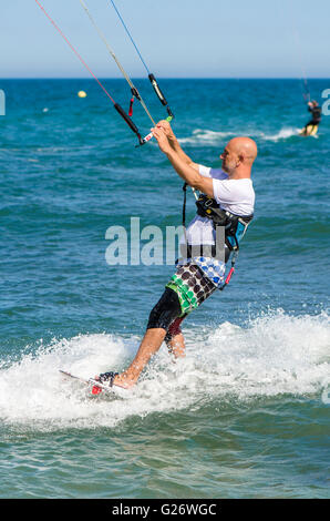 Kitesurfer Wellenreiten am Mittelmeer Kitesurfen, Kitesurfen am Strand, Malaga, Spanien. Stockfoto