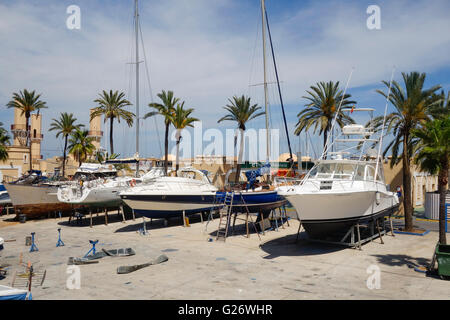 Boote auf Stelzen repariert, Trockendock, Werft, in der Marina von Fuengirola, Andalusien, Spanien. Stockfoto