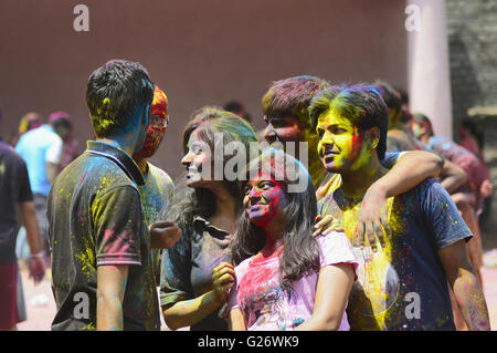 Bunte Gesichter der jungen und Mädchen spielen Holi (Festival der Farben), Pune, Maharashtra, Indien Stockfoto