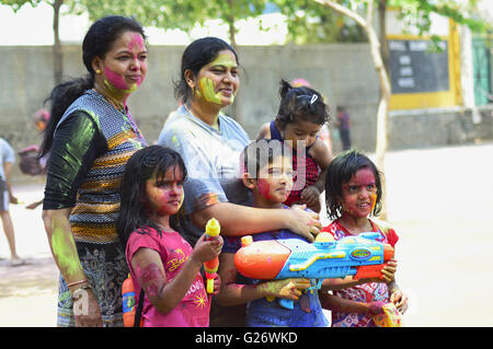 Menschen holi Feiern (Festival der Farben), Pune, Maharashtra, Indien Stockfoto