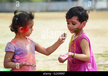 Kleine Mädchen genießen Holi (Festival der Farben), Pune, Maharashtra, Indien Stockfoto