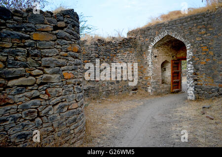 Alte Tor einer Festung in der Nähe von akluj, Maharashtra, Indien Stockfoto