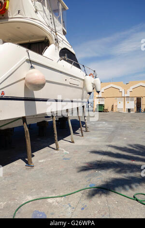 Boot auf Stelzen repariert, Trockendock, Werft, in der Marina von Fuengirola, Andalusien, Spanien. Stockfoto