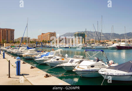 Kleine Boote im Hafen von Fuengirola, Andalusien, Costa Del Sol, Spanien. Stockfoto