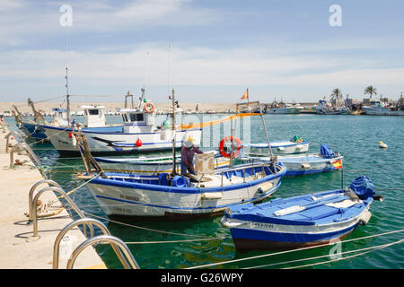 Kleine Boote bei Fischer Hafen von Fuengirola, Andalusien, Costa Del Sol, Spanien. Stockfoto