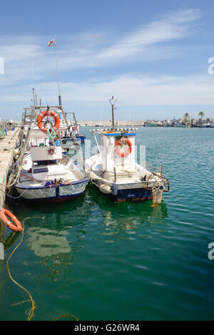 Zwei kleine Boote bei Fischer Hafen von Fuengirola, Andalusien, Costa Del Sol, Spanien. Stockfoto