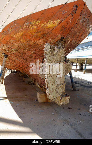 Ruder, Ruder von alten Holzboot im Trockendock, Bootswerft, bedeckt mit invasiven Muscheln, Muschel, Spanien. Stockfoto