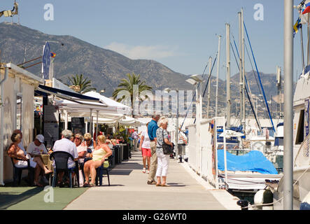 Touristen auf der Promenade im Hafen von Fuengirola, Andalusien, Spanien. Stockfoto