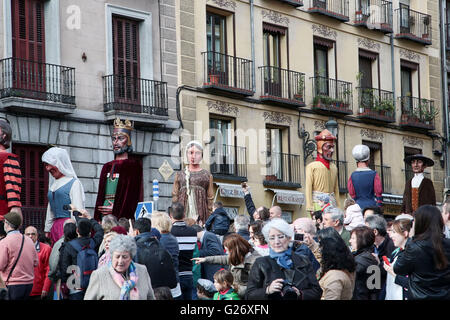 Allgemeine Ansichten in Madrid während des 2016 San Isidro Festivals mit Cabuzedos (große leitete Modelle von historischen Persönlichkeiten) Stockfoto