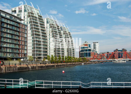 Salford Quays - Private Ferienwohnungen mit Blick auf die Uferpromenade in Medien Stadt Salford Quays. Stockfoto