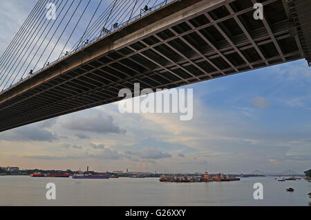 Second Hooghly Bridge und Howrah Brücke am Horizont, in einen einzelnen Frame, Kolkata, Westbengalen, Indien Stockfoto