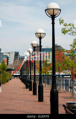 Gehweg an der Seite des Manchester Ship Canal - Salford Quays Stockfoto