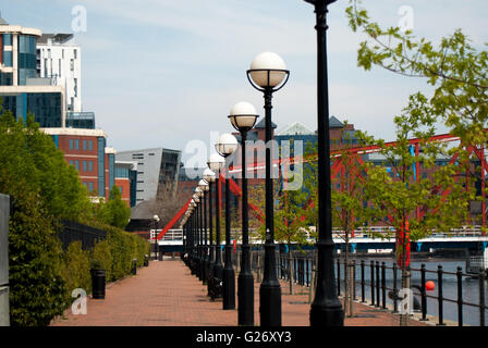 Gehweg an der Seite des Manchester Ship Canal - Salford Quays Stockfoto