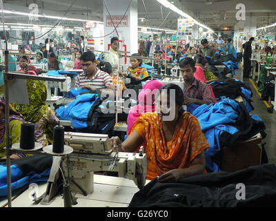 Arbeiter der Textilindustrie in Bangladesch in einer Fabrik in Dhaka Stockfoto