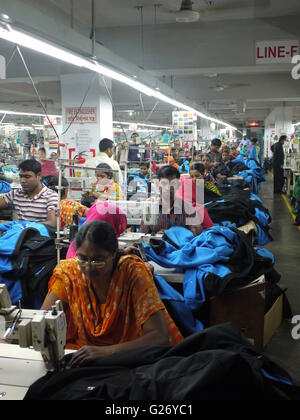 Arbeiter der Textilindustrie in Bangladesch in einer Fabrik in Dhaka Stockfoto