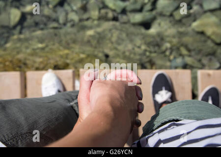 Liebendes Paar Hand in Hand und stand am Rande Stockfoto