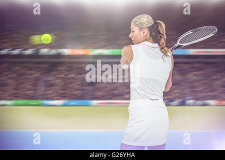 Zusammengesetztes Bild des Athleten mit einem Schläger mit dem Tennisspielen Stockfoto