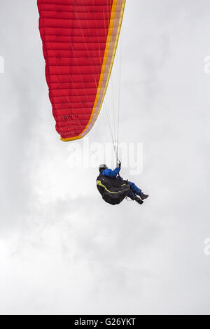 Piloten fliegen Gleitschirm an Parlick Pike, Ribble Valley, Lancashire, England Stockfoto