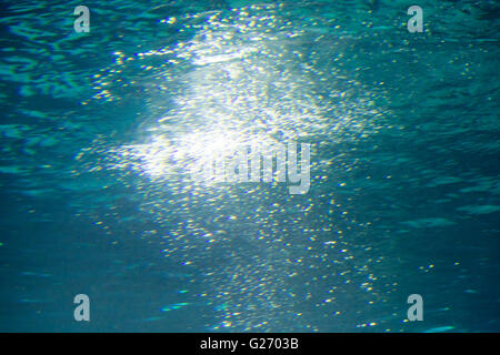 verschwommene Luftblasen unter Wasser für Hintergründe Stockfoto