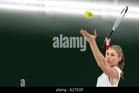 Zusammengesetztes Bild der Athlet hält einen Tennisschläger servierfertig Stockfoto