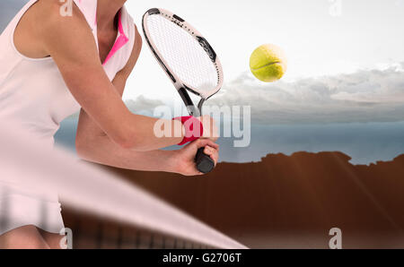 Zusammengesetztes Bild des Athleten mit einem Schläger mit dem Tennisspielen Stockfoto