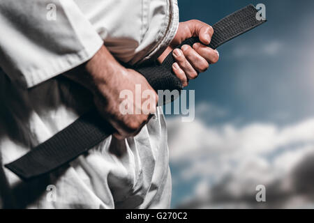 Das zusammengesetzte Bild im Fighter Anzug Karate Gürtel Stockfoto