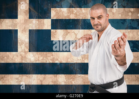 Zusammengesetztes Bild von Fighter Karate Haltung durchführen Stockfoto
