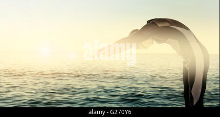 Zusammengesetztes Bild des Schwimmers im Neoprenanzug beim Tauchen Stockfoto