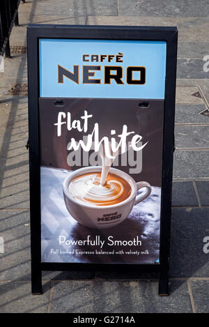 Werbeschild außerhalb ein Caffe Nero in Edinburgh. Stockfoto