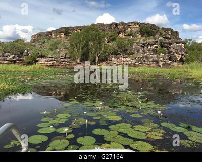 Blick auf Mount Borradaile wie aus einer Aluminium-Punt-Boot im Arnhem Land, Northern Territory, Australien in der Nähe von Cooper Creek. Stockfoto