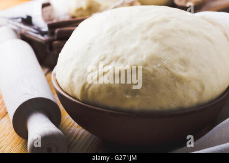 Hausgemachte rohe Hefeteig nach der Erhöhung der fertig backen. Zimtschnecken, rustikalen Stil machen Stockfoto