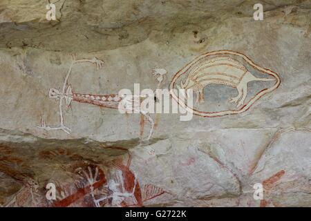 Alten Aborigines Höhlenmalereien bekannt als "Rock Art" finden Sie unter Mount Borradaile, West-Arnhemland, Northern Territory, Australien Stockfoto