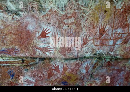 Alten Aborigines Höhlenmalereien bekannt als "Rock Art" finden Sie unter Mount Borradaile, West-Arnhemland, Northern Territory, Australien Stockfoto