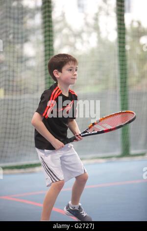 Junge Tennisspieler Angriff auf den Tennisball während Mini-Tennis-Turnier mit roten Ball zu spielen. Stockfoto