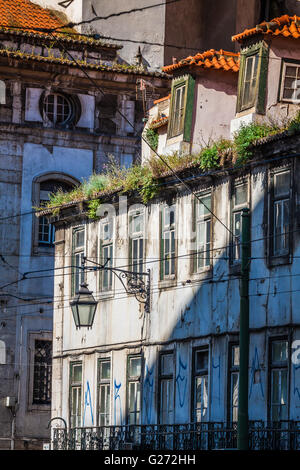 Fassade des alten Hauses im Stadtteil Alfama, Lissabon Stockfoto