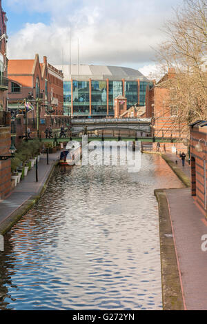 Die Barclaycard Arena neben den Kanälen von Brindleyplace, Birmingham. Stockfoto